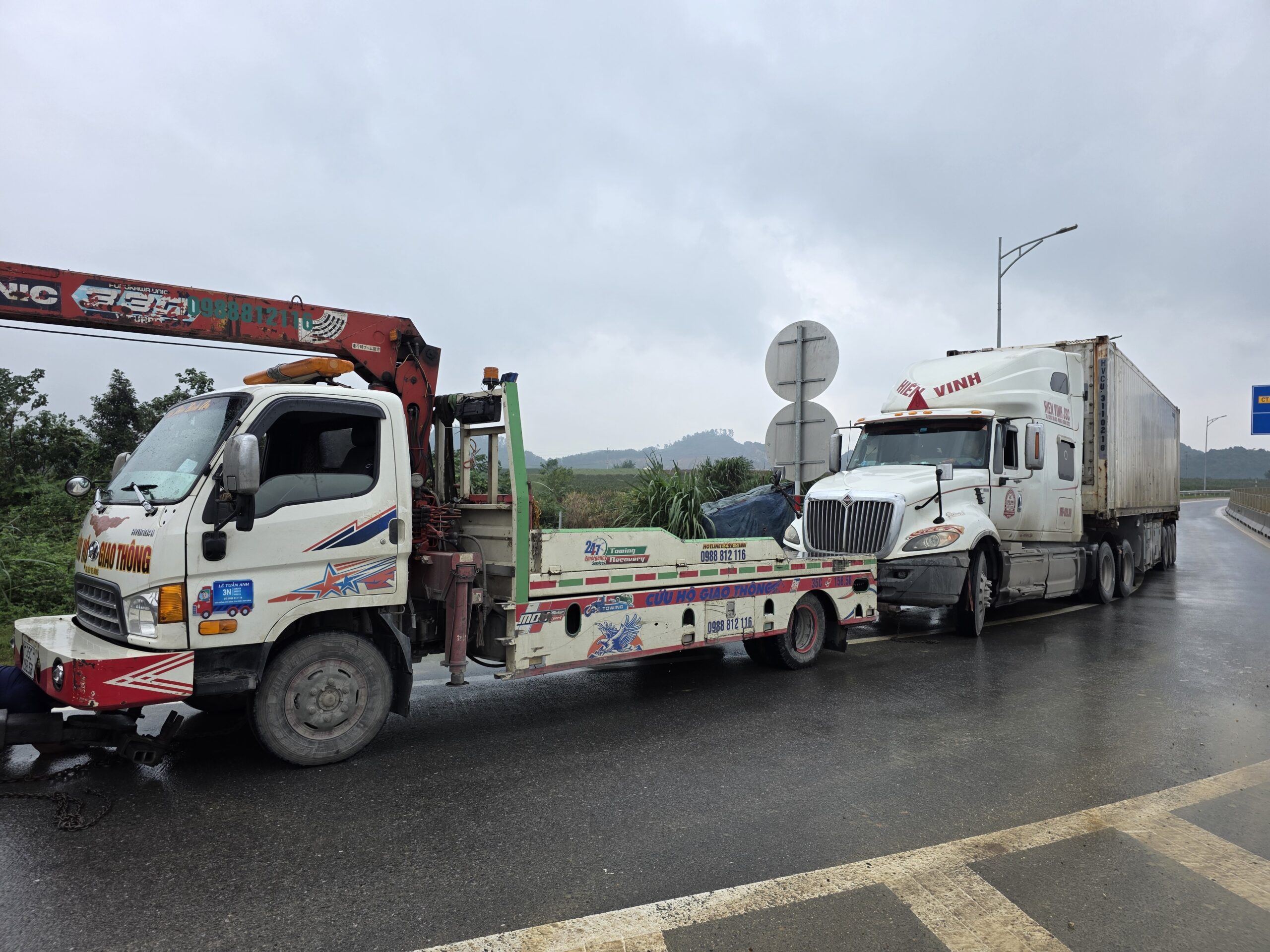 Cứu Hộ Xe Tai Nạn Đèo Dốc Tại Hòa Bình